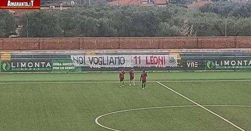 Lo striscione di Seravezza