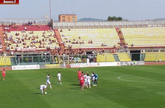 Una punizione del Livorno