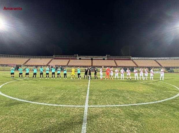 Le due squadre a centrocampo
