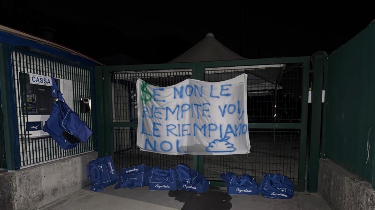LA PROTESTA - Ad Aquileia borse umiliate con all’interno escrementi