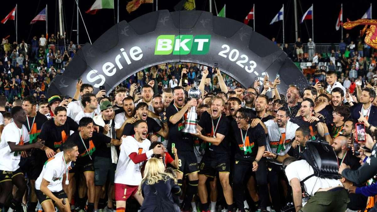 Il Venezia batte 1-0 la Cremonese e corona il sogno, è Serie A!!!