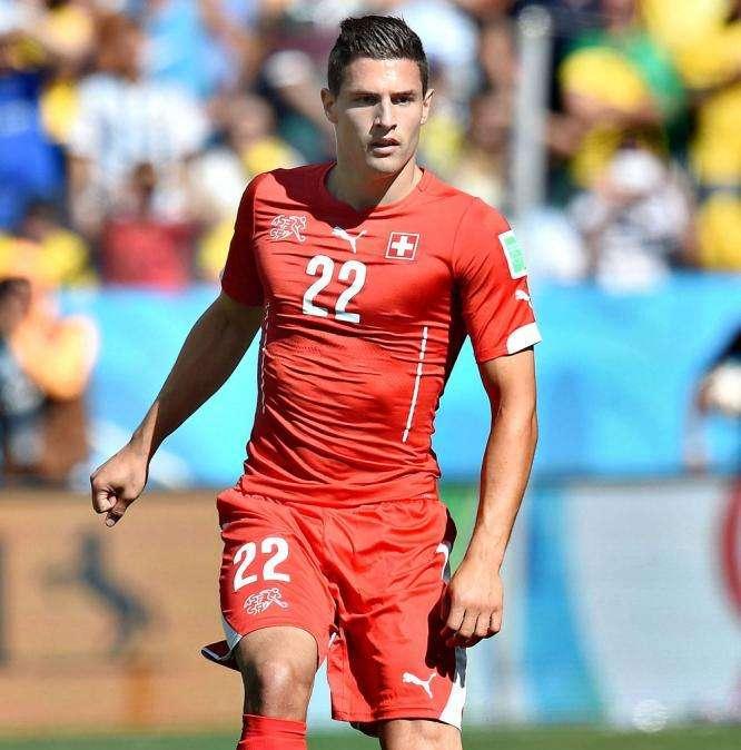Fabian Schär da el susto con Suiza tras quedar inconsciente después de un duro golpe