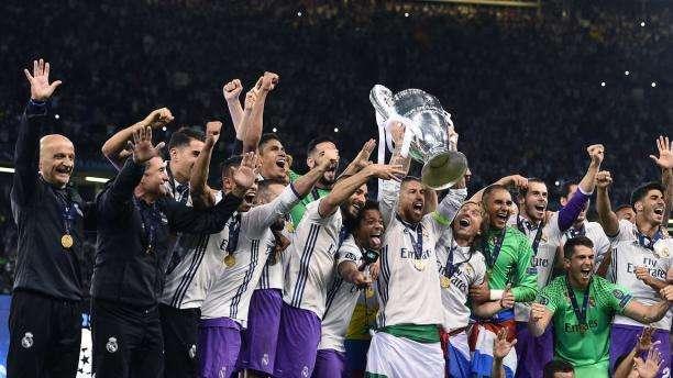 El Real Madrid ofrecerá esta noche la Liga, la Supercopa de Europa y la de España a la afición