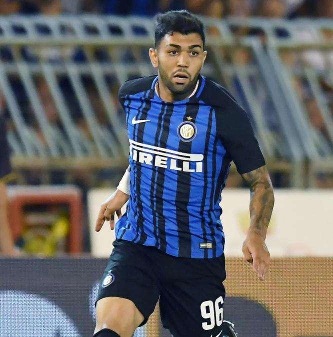 El Inter sigue buscando destino para un ex-compañero de Icardi en la delantera
