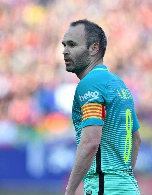 ¡Guerra en Barcelona! Iniesta desmiente su renovación ante los medios