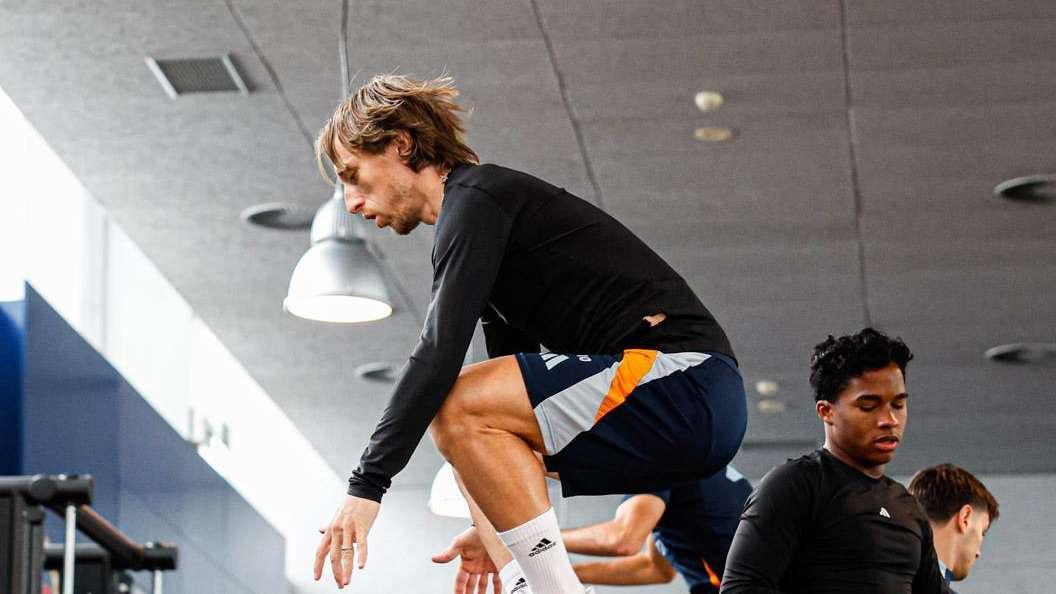 Sesión de gimnasio para el Real Madrid y trabajo sobre el césped con solo dos bajas