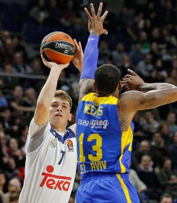 Real Madrid - Maccabi 80-75: el Madrid remonta el vuelo gracias a una nueva exhibición de Doncic