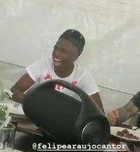 VÍDEO - Neymar y Vinícius se lo pasan en grande cantando juntos