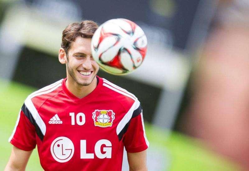 Metro: El Arsenal quiere cambiar a Podolski por Çalhanoglu
