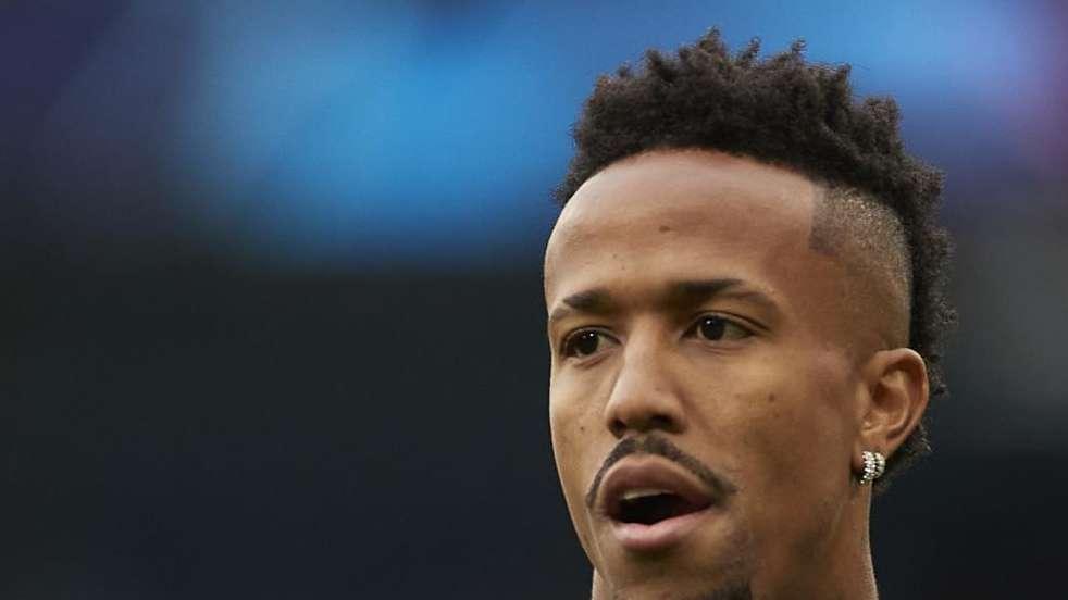 Eder Militao enseña la cicatriz de su rodilla izquierda