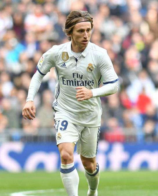 La afición de Osasuna la vuelve a liar: un objeto lanzado desde la grada impacta sobre Modric e insultos a Ronaldo