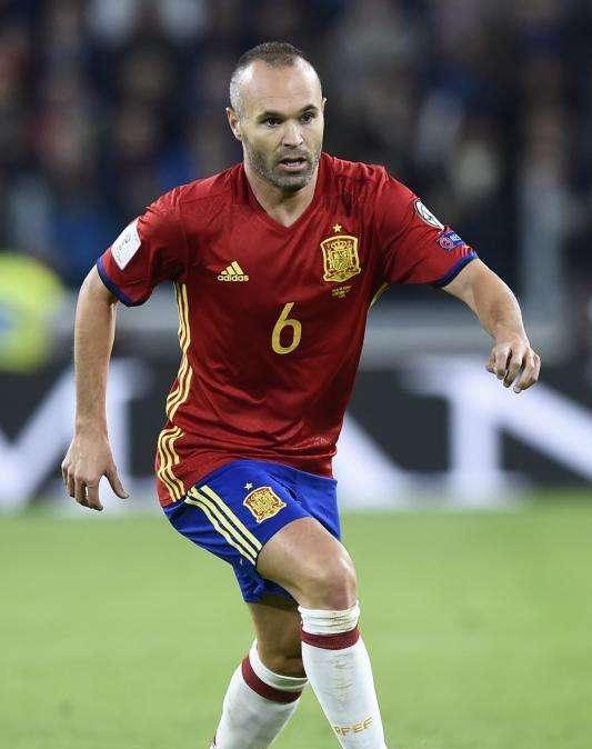 BOMBAZO de Cope - Iniesta se siente infravalorado y está decepcionado con el Barça