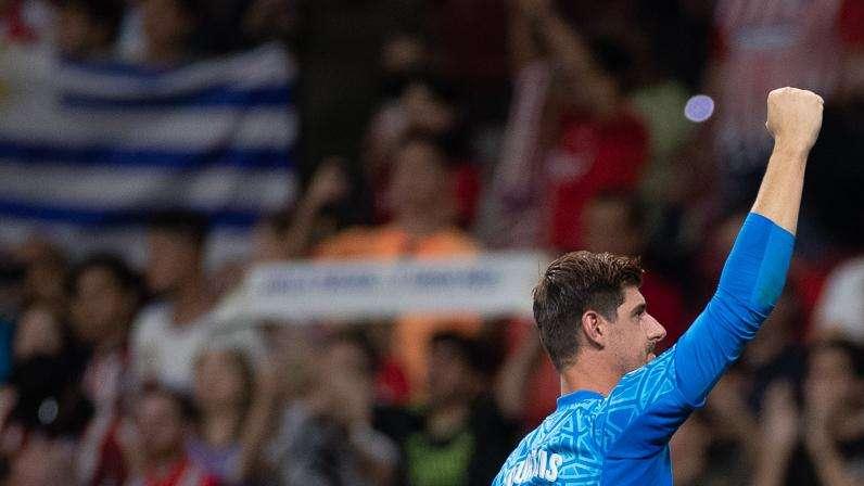 Un aficionado del Atlético increpa a Courtois y la respuesta del portero del Real Madrid no deja indiferente