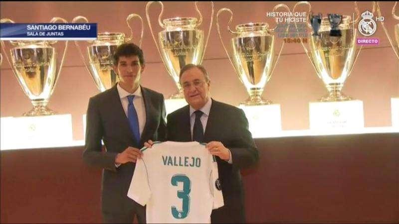 FOTO - Vallejo posando con su nueva camiseta en la sala de trofeos del Madrid