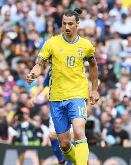 Raiola: "Ibrahimovic no ha tomado aún ninguna decisión"