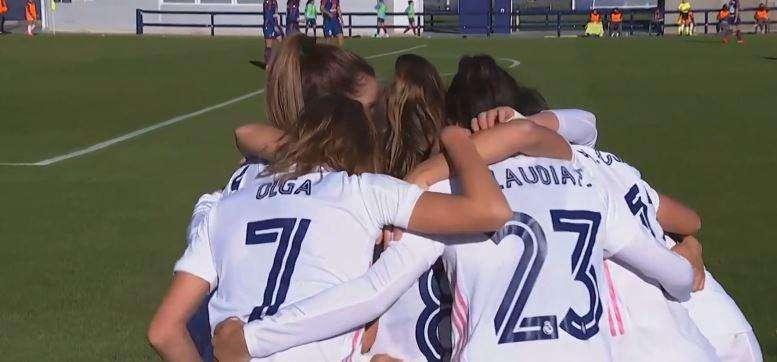 Caroline Møller recibe el premio a la mejor jugadora del mes de octubre