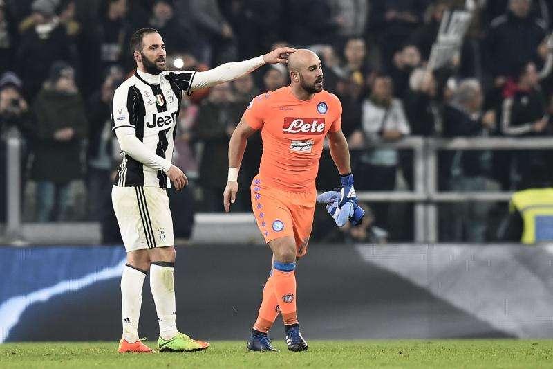 Los tifosi del Nápoles preparan la vuelta de Higuaín al San Paolo. "Eres un podrido, sucio y traicionero"