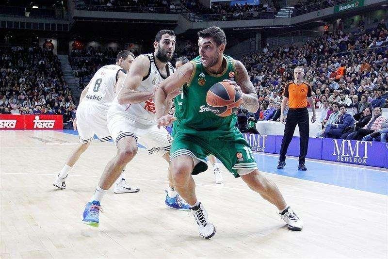 El máximo dirigente del Panathinaikos insultó al trío arbitral tras el partido de ayer
