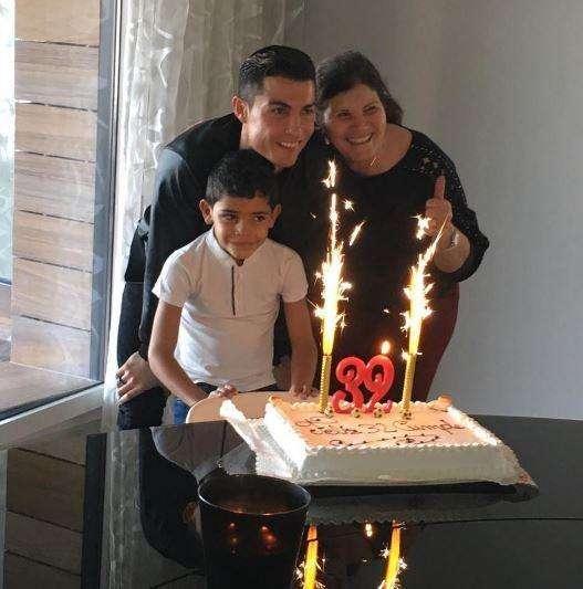 FOTO - Cristiano celebra su 32º en familia: con su madre y su hijo