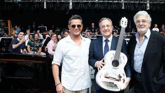Alejandro Sanz dona una guitarra personalizada a la Fundación Real Madrid