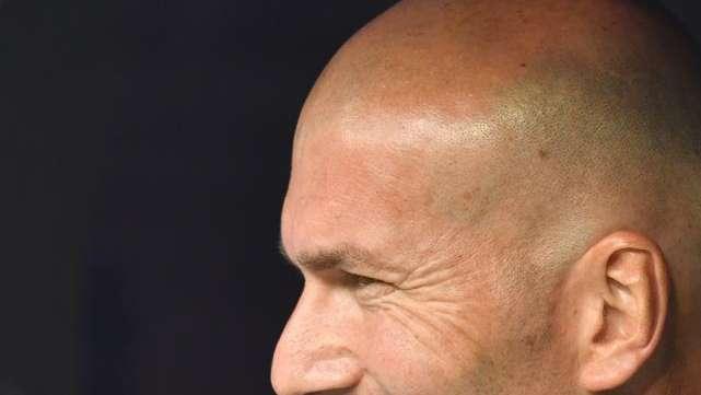 Zidane convierte el Camp Nou en terreno amigo y hace historia