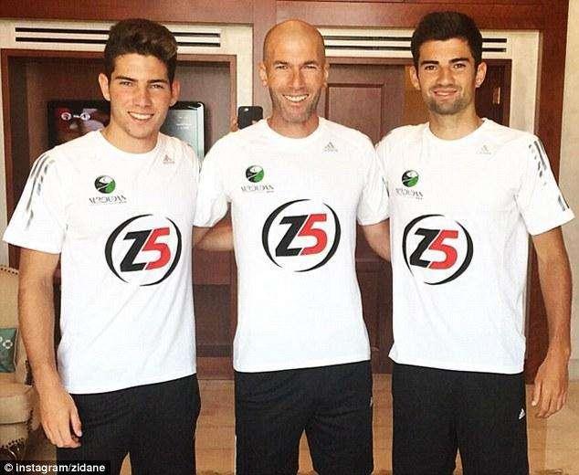 FOTO - Los Zidane no se separan. De la peluquería al Bernabéu