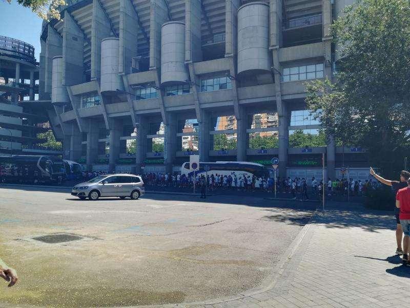 FOTO BD - ¡Largas colas en el Bernabéu para la presentación de Ceballos!