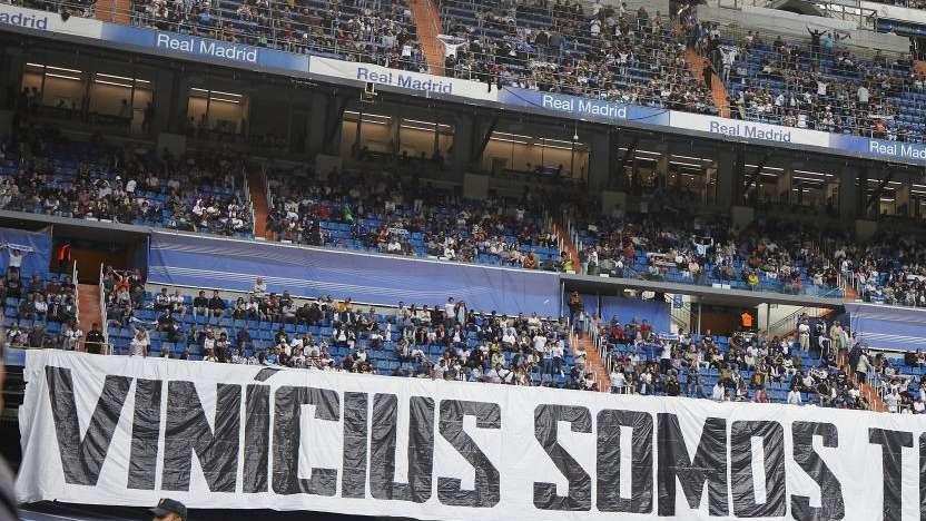 Espectacular homenaje en apoyo a Vinícius en el Santiago Bernabéu 