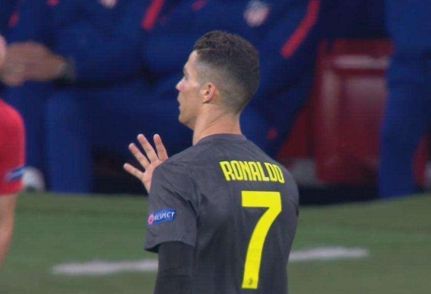 FOTO - Cristiano Ronaldo contesta a los cánticos del Wanda con una 'manita' 