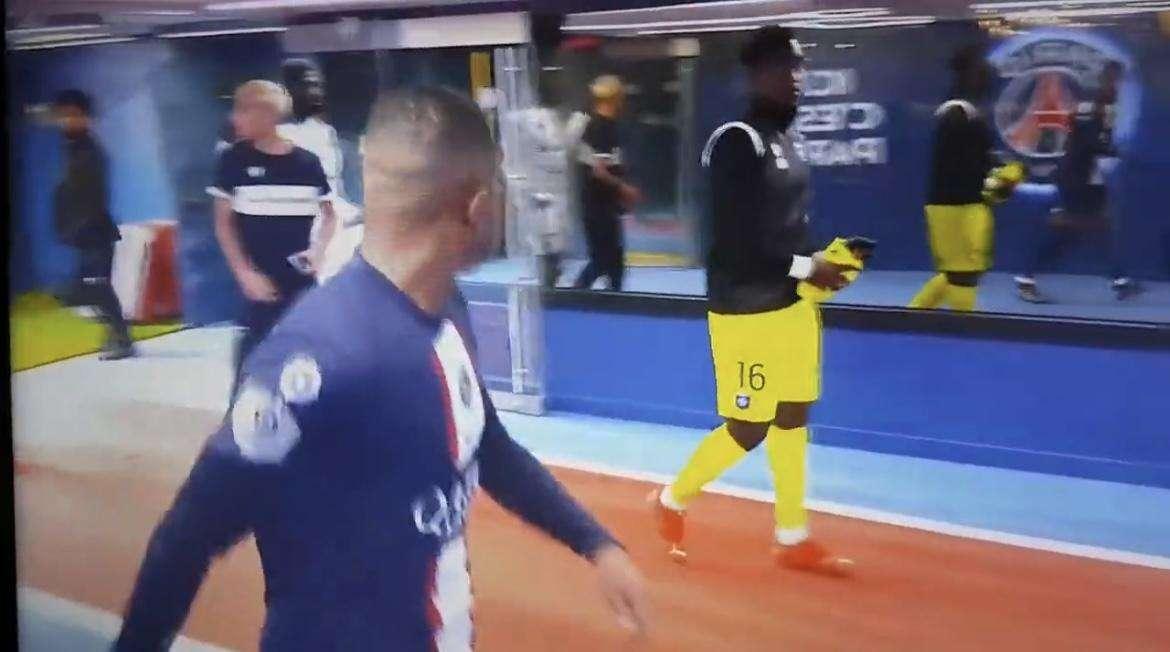 El lamentable gesto de Mbappé a un jugador del Auxerre