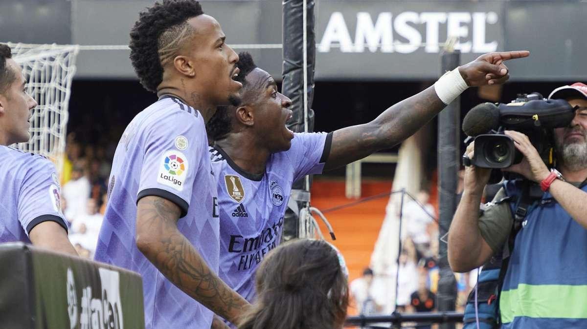 Los acusados de los insultos racistas a Vinicius en Mestalla aceptan 8 meses de prisión