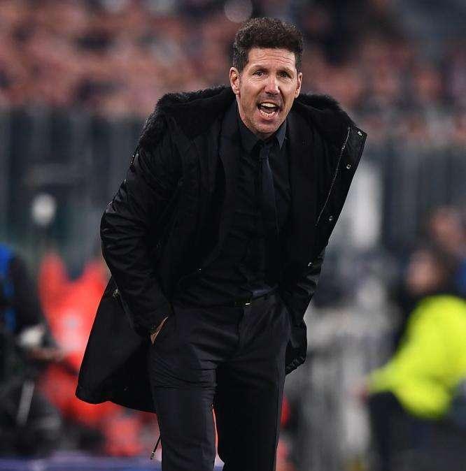 Simeone, al asistente: "Tenés los huevos así de chicos..."