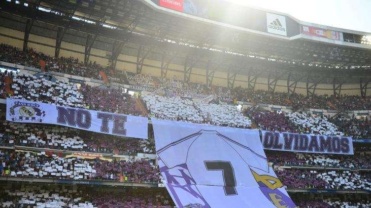 FOTO BD - Así recordó el Santiago Bernabéu a Juanito. Homenaje emotivo