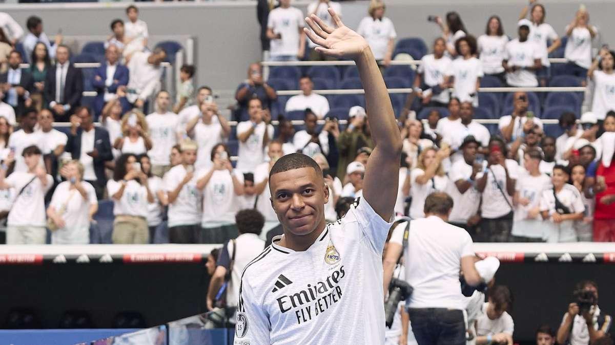 Primer entrenamiento de Mbappé sobre el césped de Valdebebas