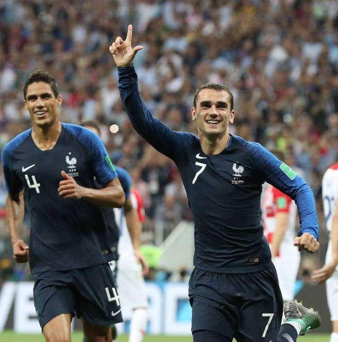 Griezmann supera a Benzema con Francia pero muchos piden su vuelta