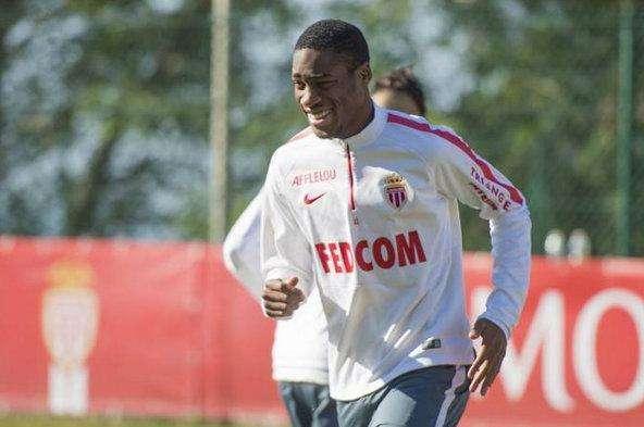 Daily Express: Real Madrid y Arsenal pelearán por el medio que quiere Benítez