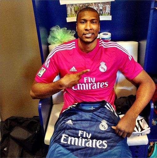 Slaughter posa con la nueva camiseta del Real Madrid en Instagram