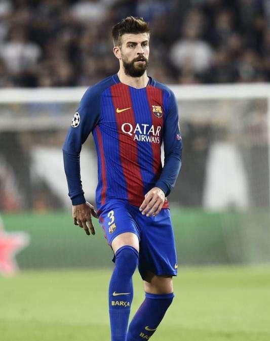 Se mofan de Piqué: recibido en Madrid entre gritos de "Se queda"