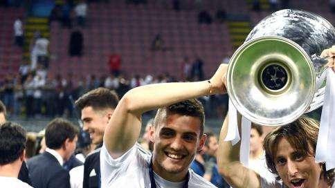 CAMBIO - Se marcha Kovacic ovacionado y entra Isco