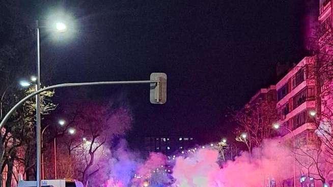 Caluroso y multitudinario recibimiento de la afición al autobús del Real Madrid antes del derbi
