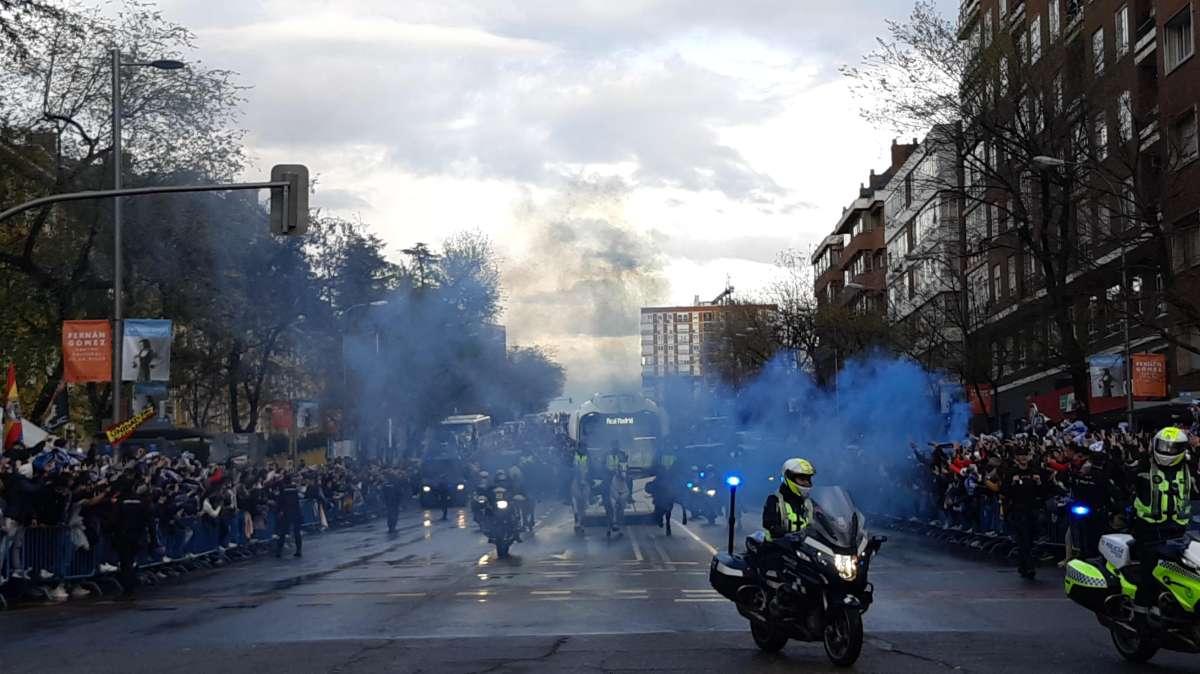 VÍDEO BD | Así recibió la afición al autobús del Real Madrid
