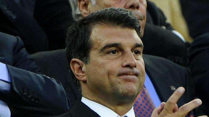 FOTO - Indignación en Madrid por la enorme pancarta de Laporta en las cercanías del Bernabéu
