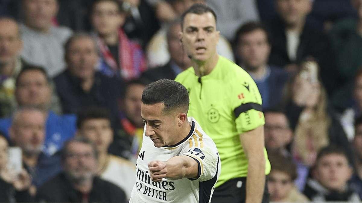 El VAR se olvida de tres penaltis a favor del Real Madrid en el derbi