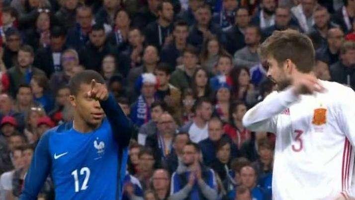 FOTO - ¿Le pidió Mbappé la camiseta a Piqué en el descanso?