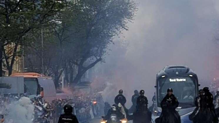 Miles de aficionados reciben al autobús del Real Madrid y 'empujan' al equipo hacia la remontada