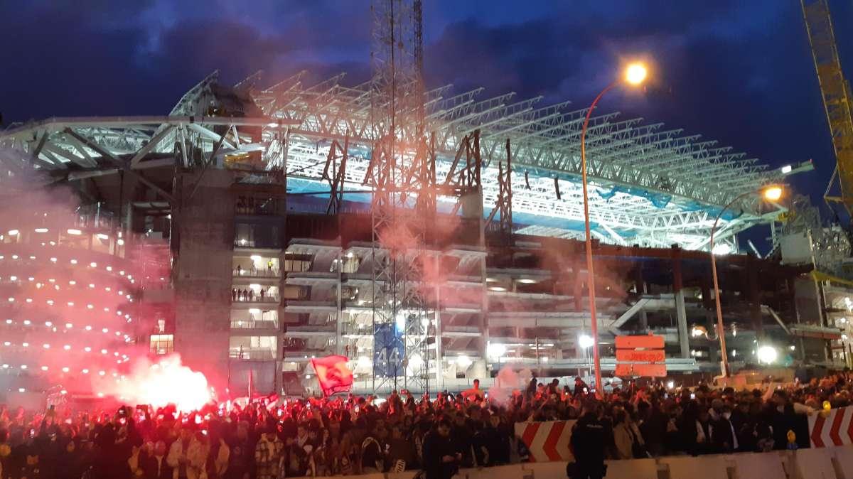 VÍDEO BD | Así recibió la afición merengue al autobús del Real Madrid