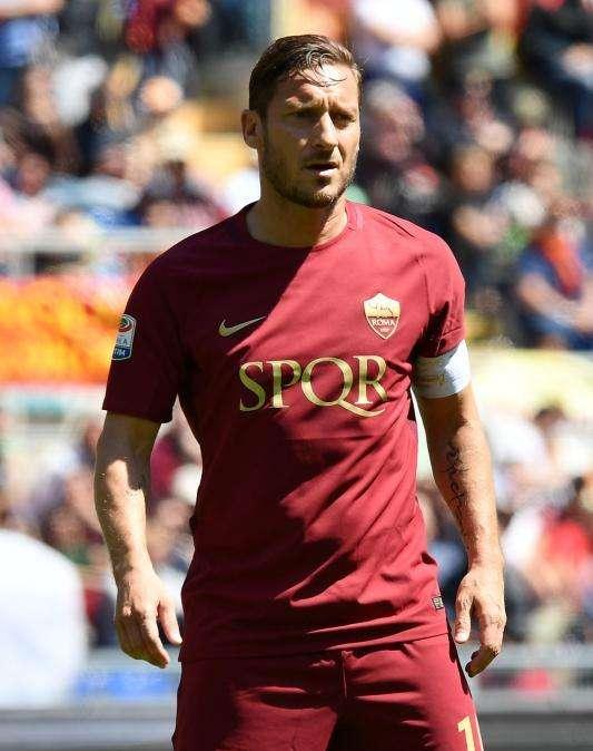 Primer marrón de Monchi en la Roma: Totti se enfada con él por anunciar su retirada