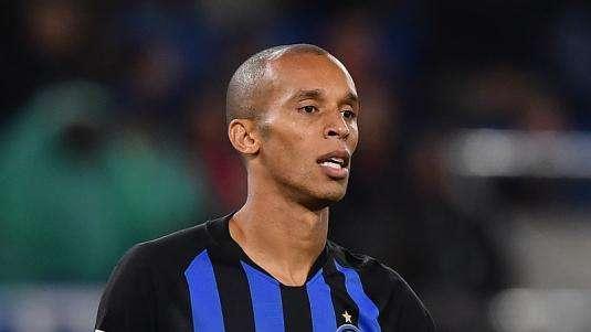 El ex rojiblanco Miranda podría volver a La Liga