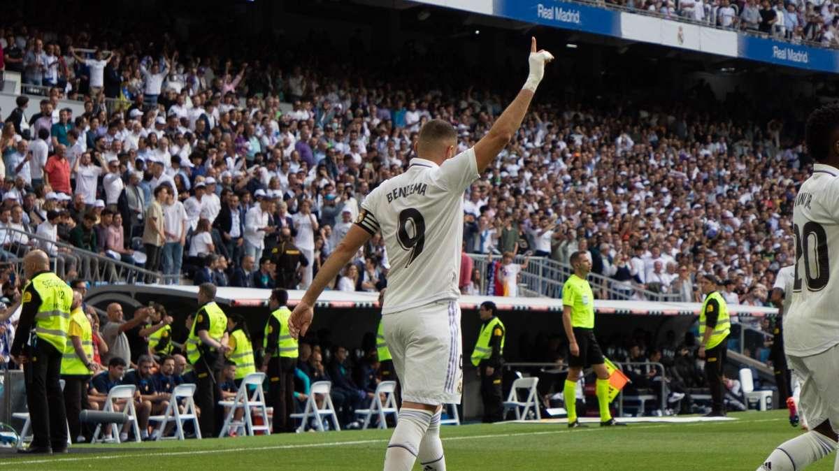 Benzema se entrena con el resto de sus compañeros