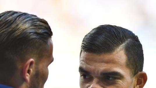 FOTO - Theo, un abrazo que puede significar una despedida